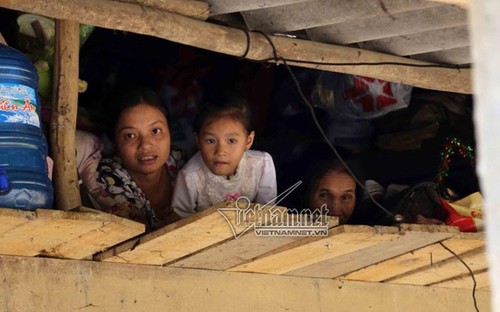 Des milliers de maisons inondées à Ha Tinh et Quang Binh - ảnh 5
